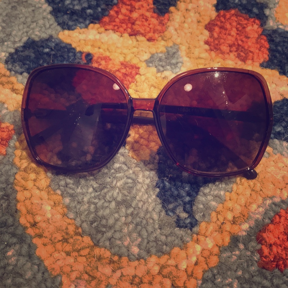 1970’s inspired large frame sunglasses.